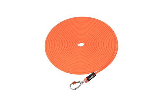 Protector round longline from Non-stop Dogwear. Orange long line which has a dyneema core and waterproof, pvc coating. This longline floats while your dog is swimming and has a secure screw-lock carabiner clip
